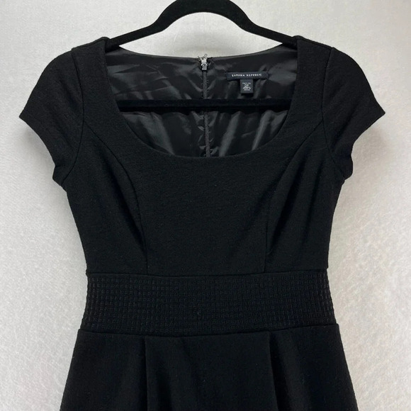 Banana Republic Dress Sz 0P Pure Wool Sheath Mini Scoop Neck Cap Sleeve Black - Picture 3 of 12